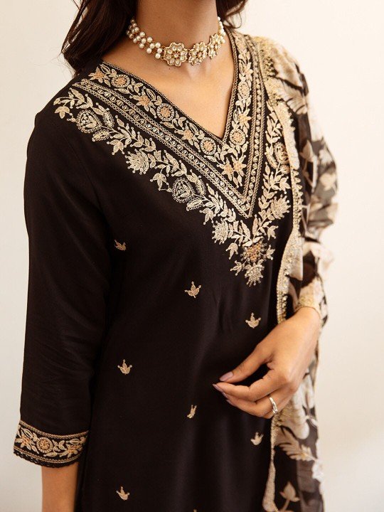 ethnic motifs embroidered regular thread work kurta with salwar & dupatta ethnic motifs embroidered regular thread work kurta with salwar & dupatta